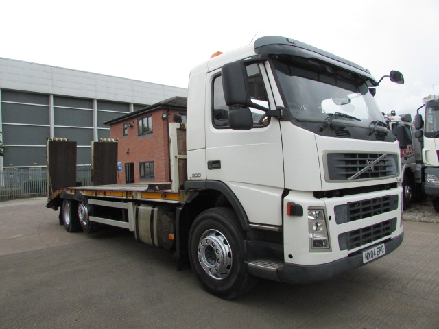 VOLVO FM9.300 2004 6x2 BEAVERTAIL/ PLANT TRUCK (NX04 EPC) S/N:3955